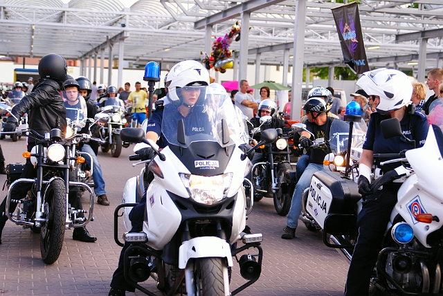 DSC00874.JPG - Kobiety w siodłach. Zlot motocyklowy. Policja(ntki) w roli pilota
