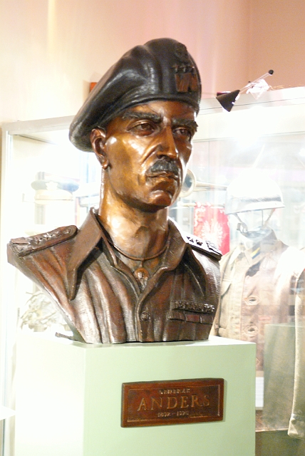 DSC00649.JPG - Muzeum Wojska Polskiego - popiersie gen. Andersa